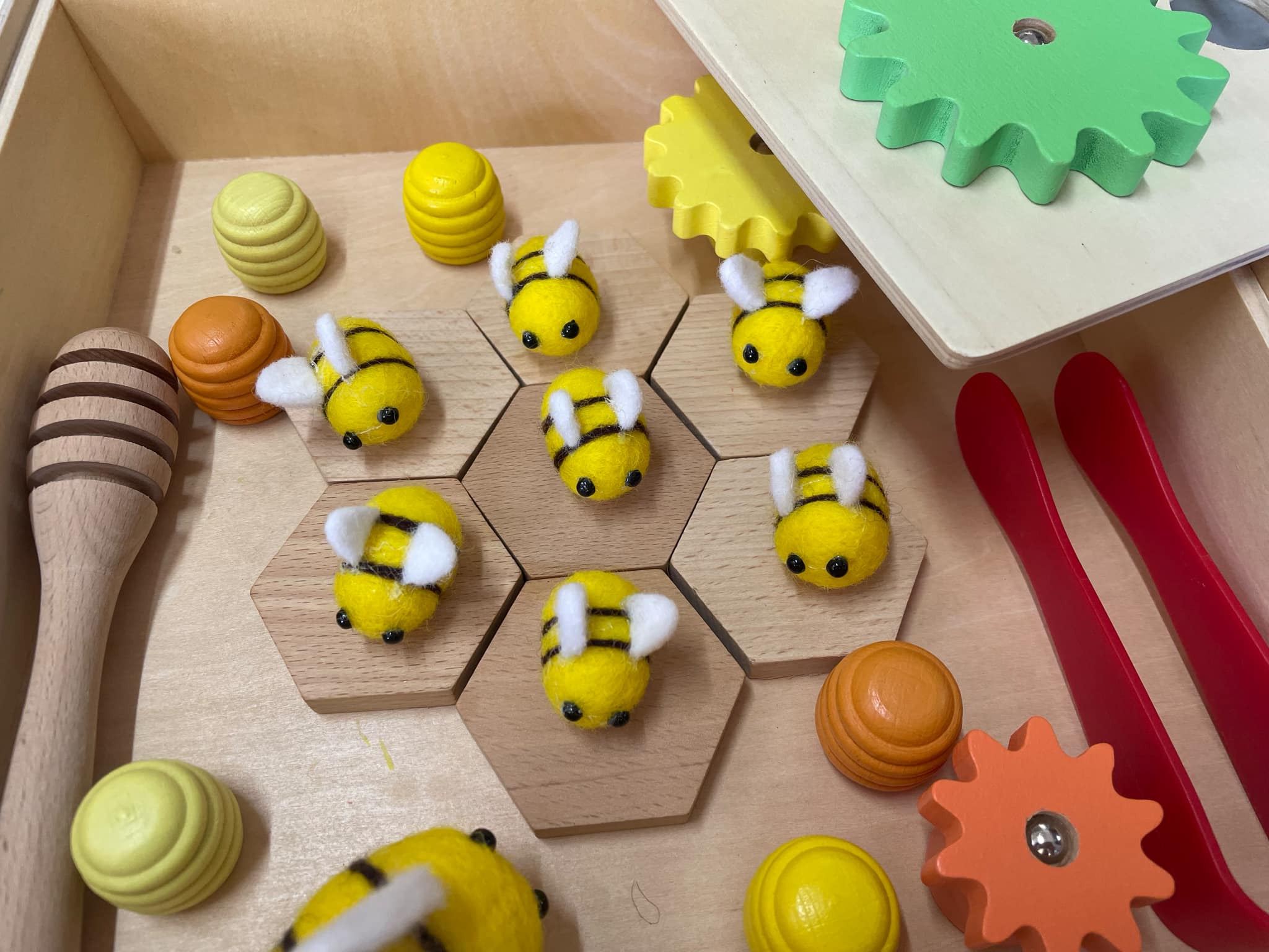 Plateau à éléments détachés Ruche Fleur d'Abeille – Ensemble de jeu sensoriel