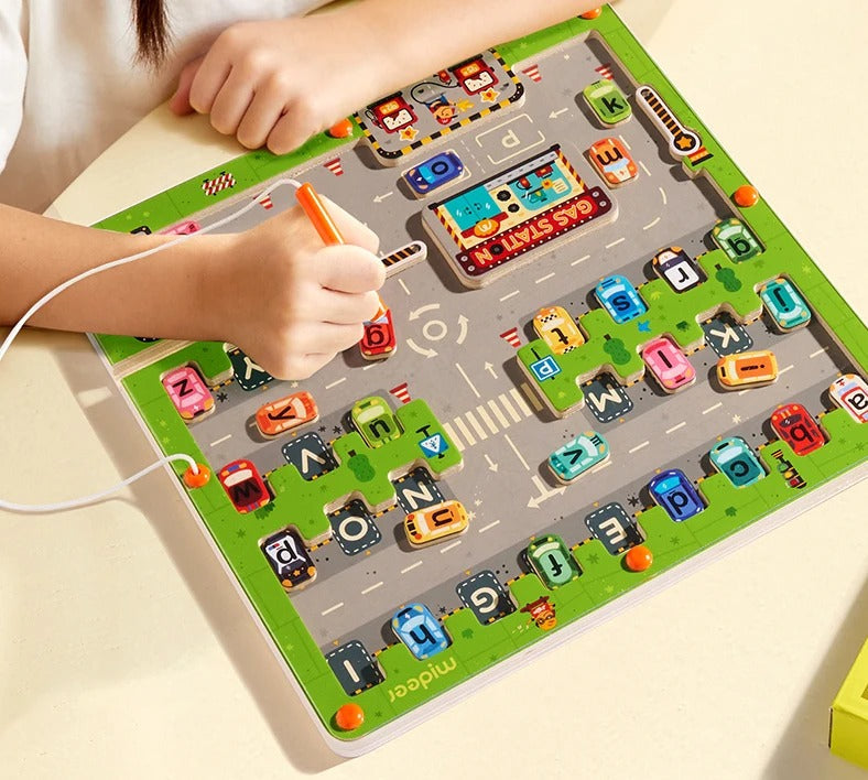 Fidtoy Labyrinthe magnétique de stationnement avec lettres, jouet labyrinthe de voiture alphabet avec 26 voitures lettres et stylo magnétique, jeu d'association majuscules minuscules pour les 3 ans et plus