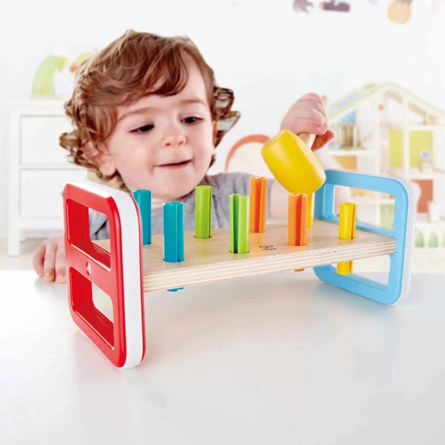 Fidtoy Banco de golpear de madera con arcoíris y martillo para niños pequeños