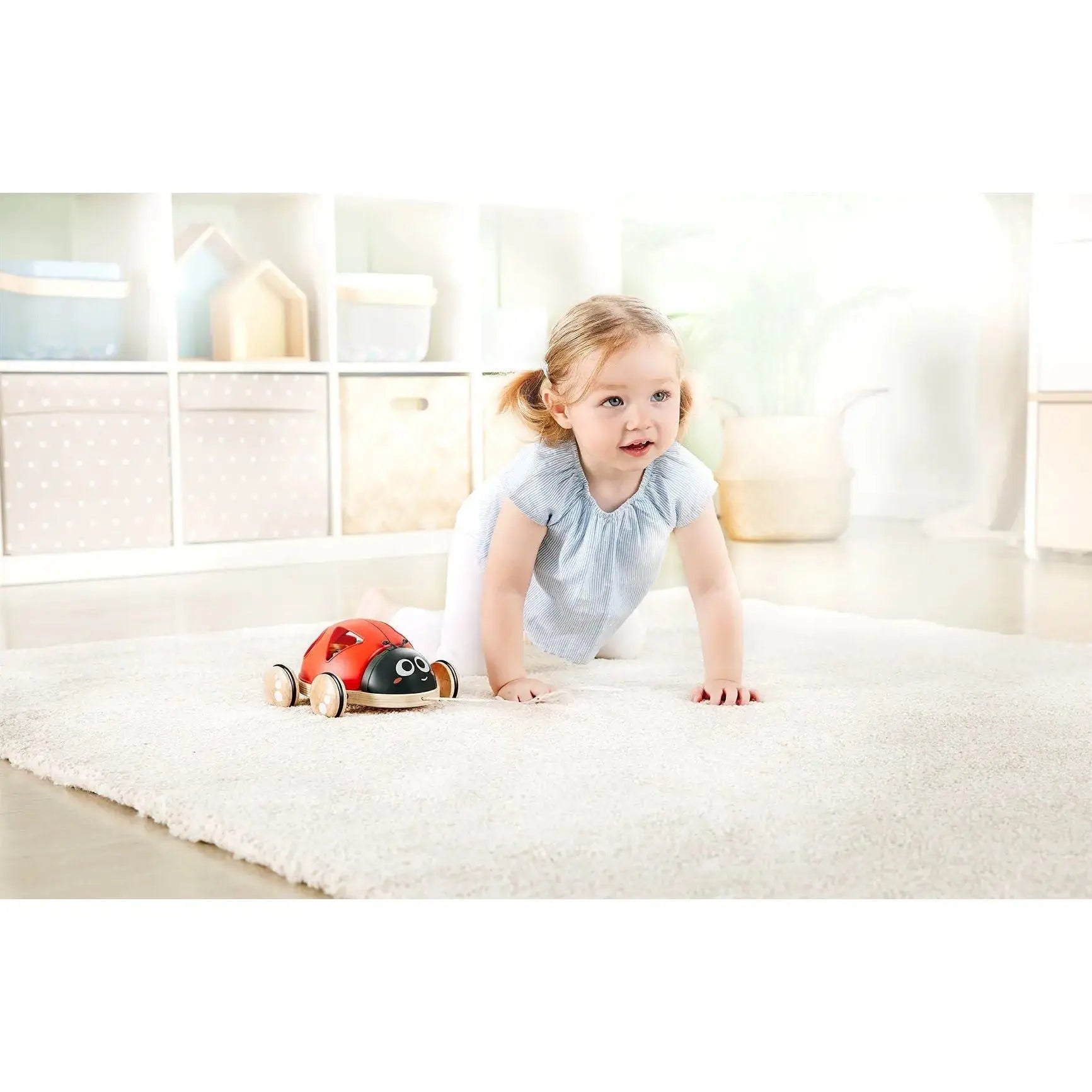 Juguete de arrastre de mariquita de madera Fidtoy con clasificador de formas para niños pequeños