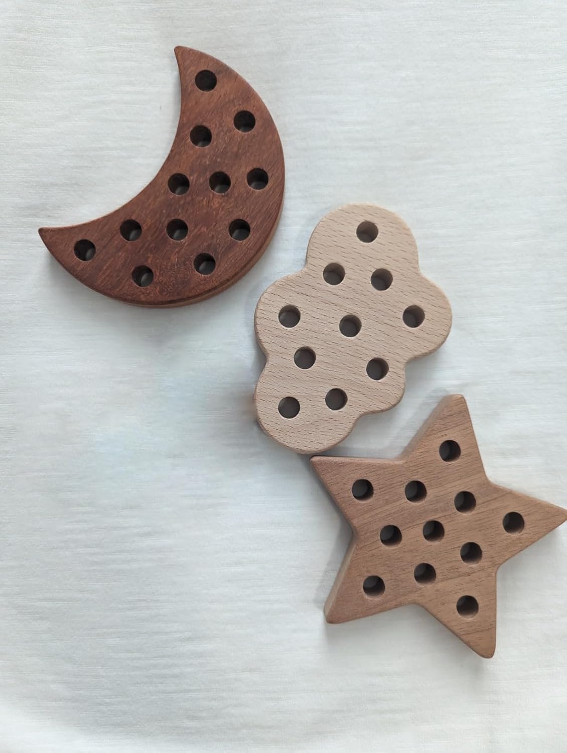 Jouets à lacer en bois FlameFlash pour tout-petits de 1 à 3 ans, jouets à enfiler en bois massif, jouets pour tout-petits silencieux lune/étoiles/nuage pour voyage en avion, jouets sensoriels pour la motricité fine pour enfants de 2 3 4 ans (bois naturel)