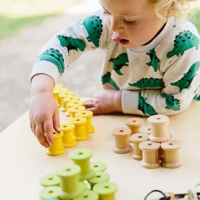 Bobines en bois Filage de grenouilles tachetées