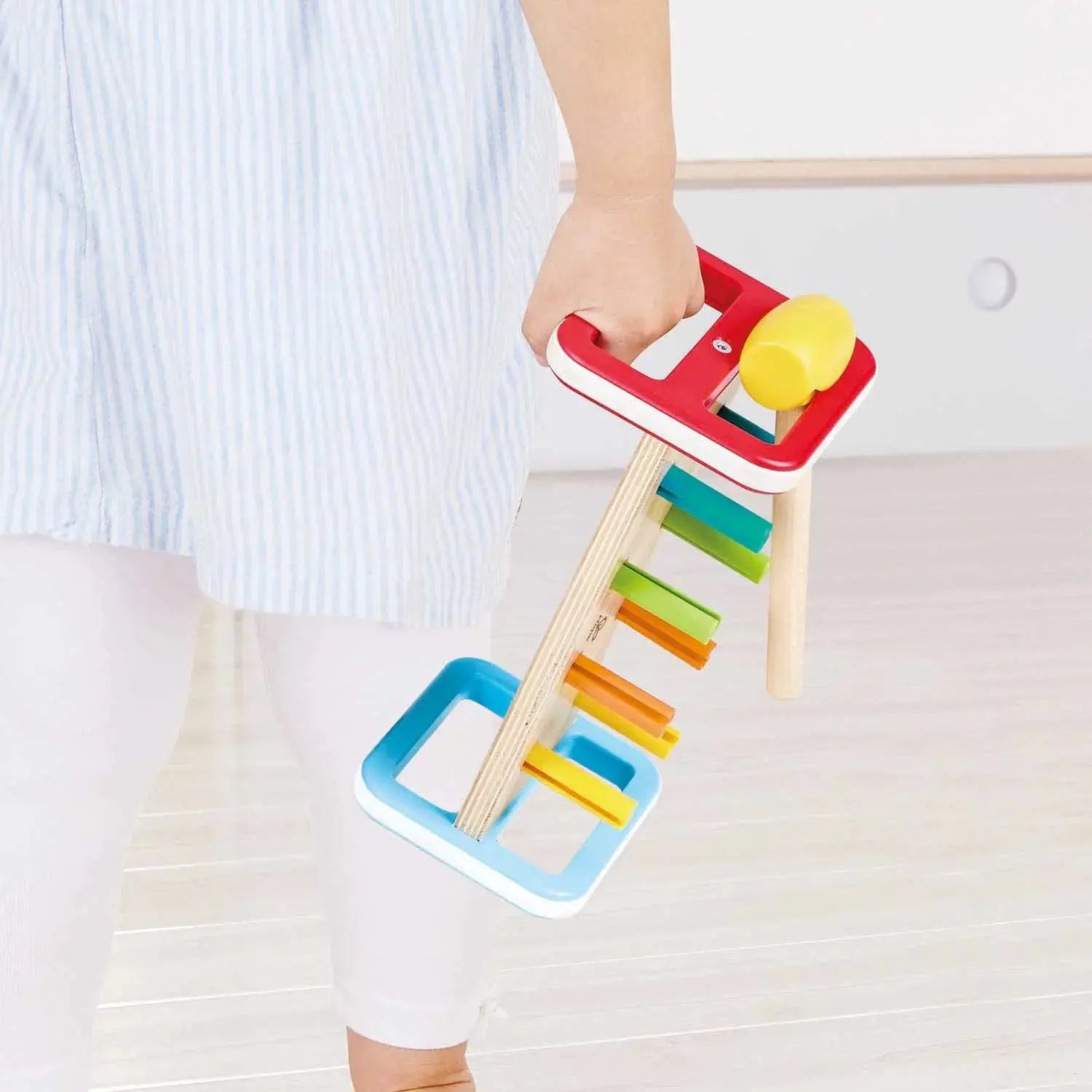 Fidtoy Banco de golpear de madera con arcoíris y martillo para niños pequeños