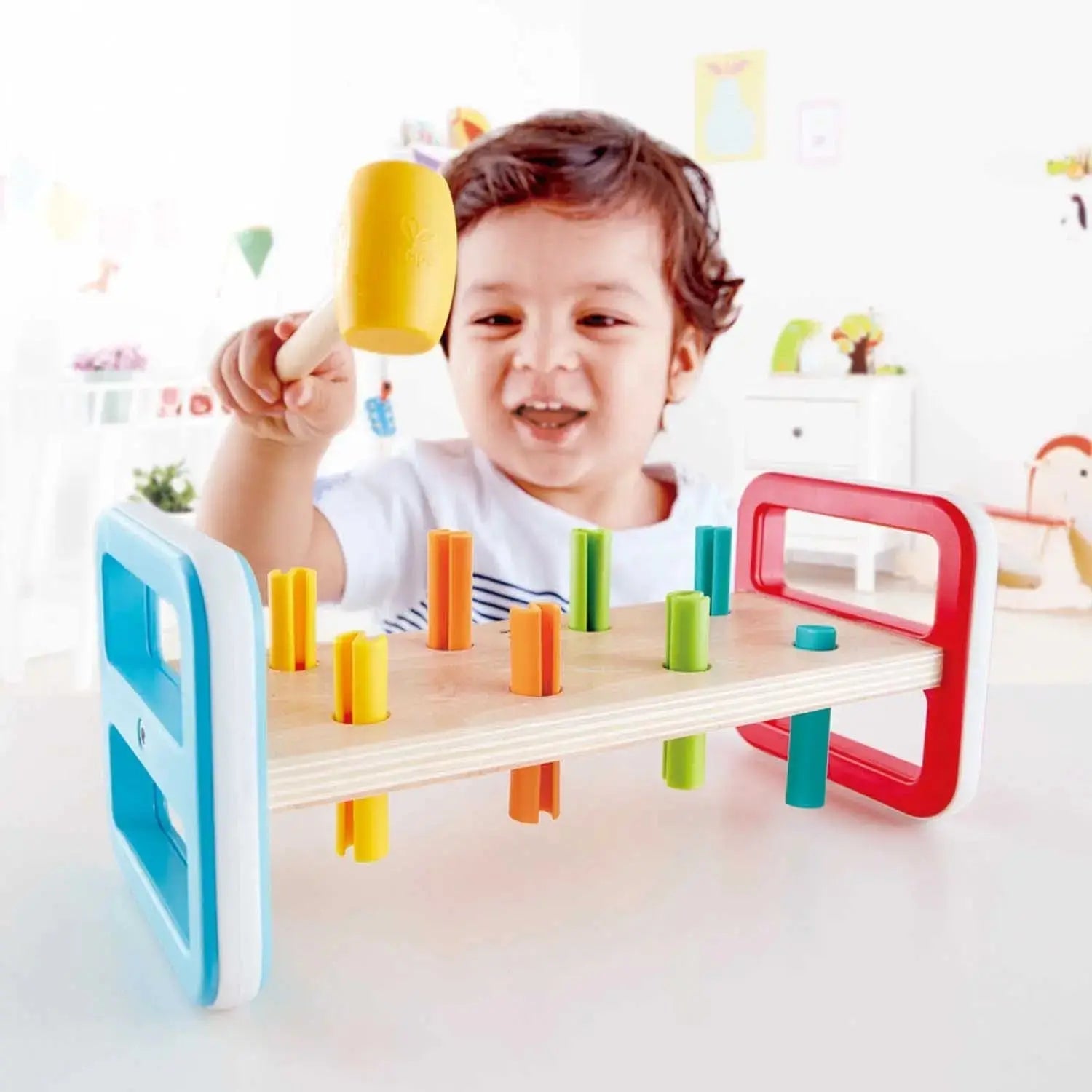 Fidtoy Banco de golpear de madera con arcoíris y martillo para niños pequeños