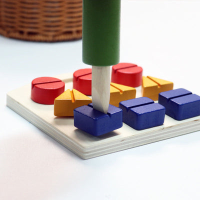 Tablero de actividades Montessori de madera con tuercas y tornillos