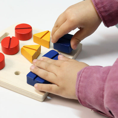 Tablero de actividades Montessori de madera con tuercas y tornillos