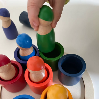 7 amis arc-en-ciel dans des gobelets, figurines en bois, jeu d'activités de tri des couleurs pour la maternelle