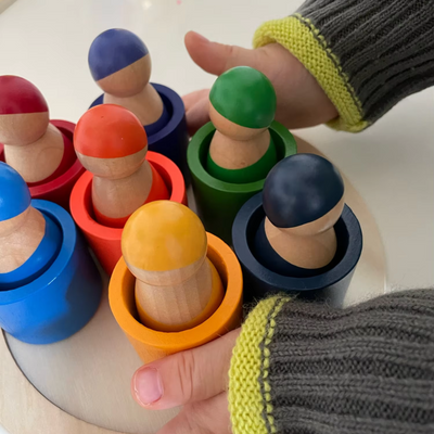 7 amis arc-en-ciel dans des gobelets, figurines en bois, jeu d'activités de tri des couleurs pour la maternelle