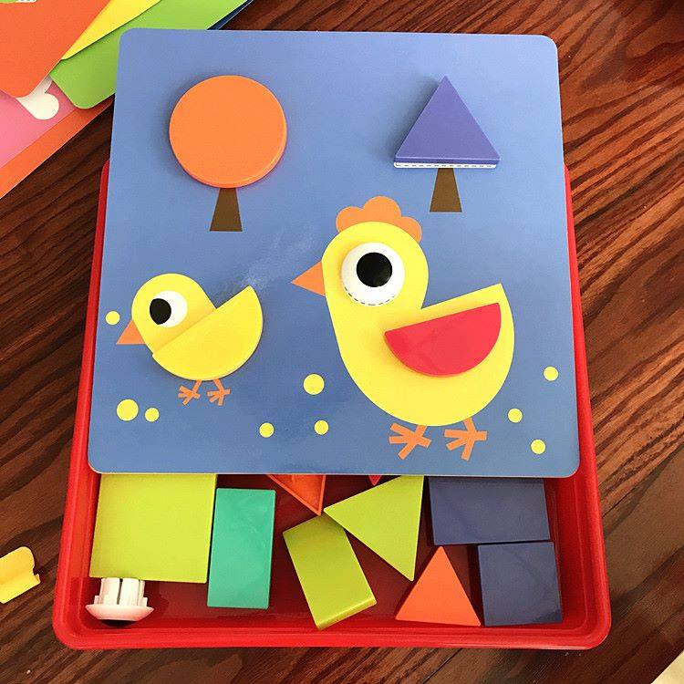 Fidtoy Geometric Button Puzzle with Storage Box, Plastic Shape and Color Matching Toy with 22 Geometric Buttons, 12 Picture Cards and 2 Fixing Clips Ages 3+